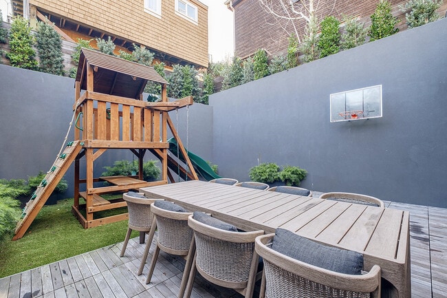 Building Photo - 463 Duncan St