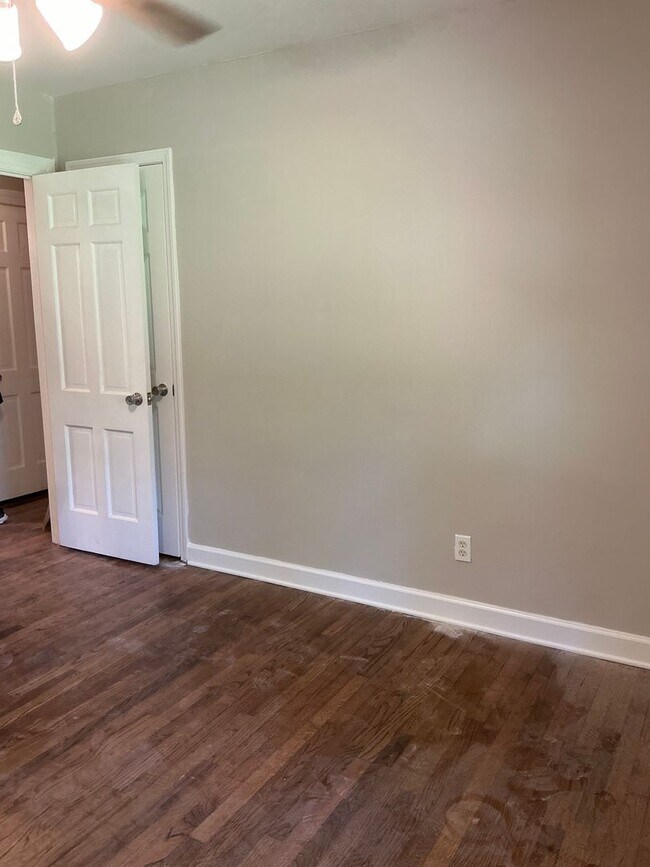 Building Photo - **COMING SOON! Beautiful Remodel In Progre...