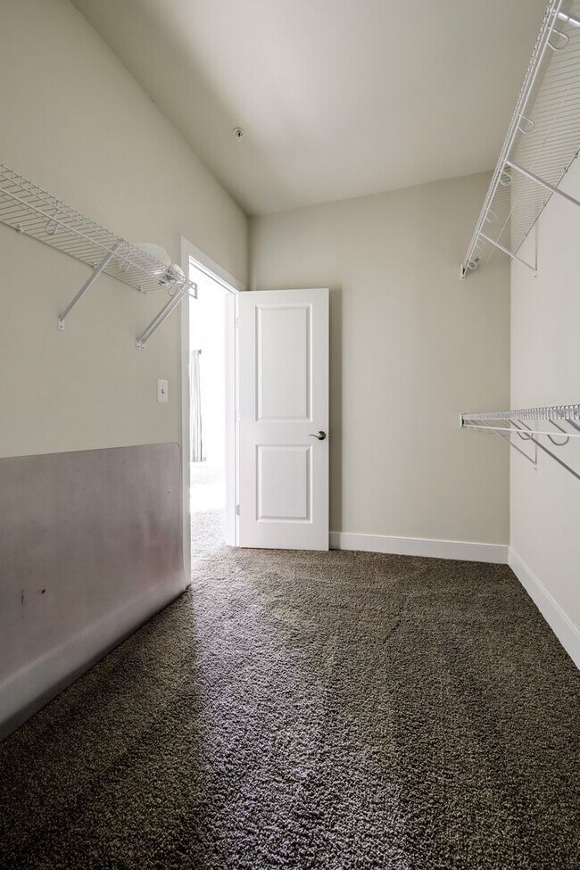 Building Photo - Updated 3br/2.5ba Condo Townhome Alexandria Walk to Metro