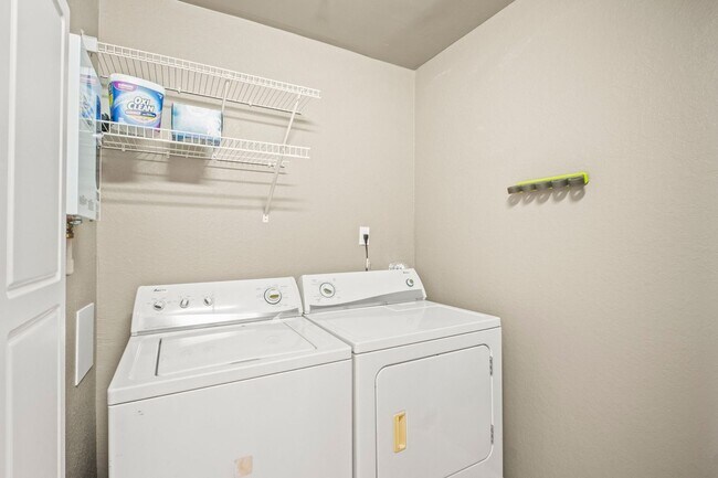 Building Photo - Fully renovated 2 bedrooms 2 baths Condo i...