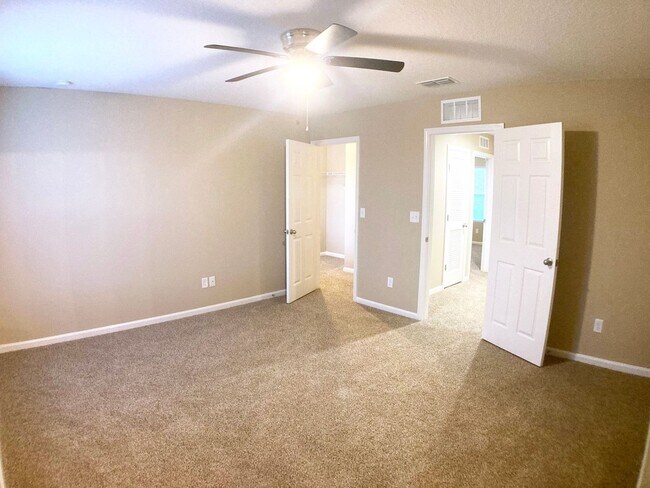 Building Photo - Roomy 3BR Home in NW Jacksonville – 2.5 Ba...