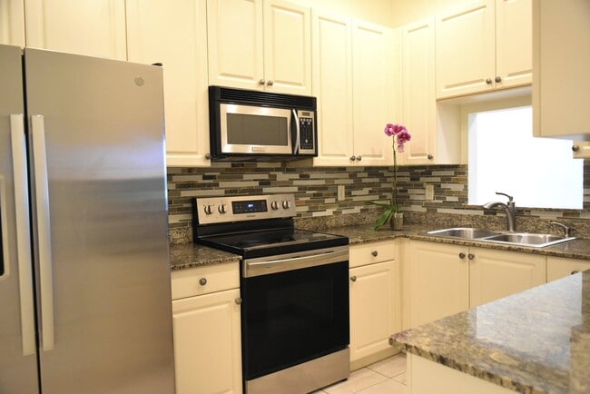 Building Photo - 3240 Fairway Cir