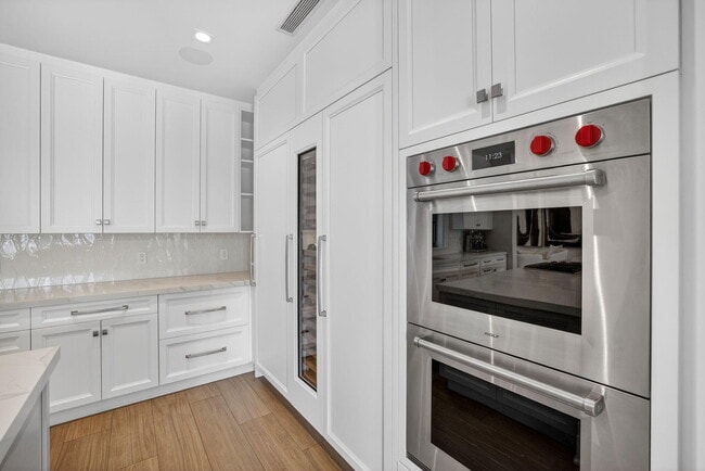 Building Photo - 400 Mola Ave