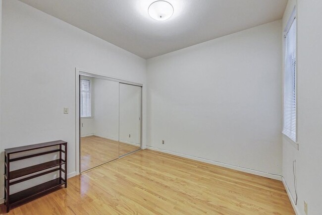 Building Photo - Spacious 1BD/1BA with Hardwood Floors