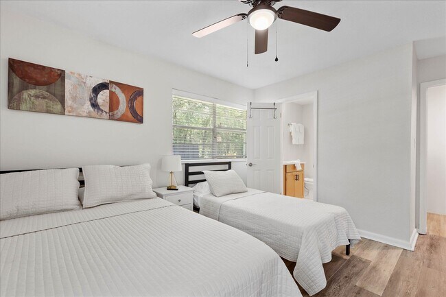 Building Photo - 2425 Bruce Ln