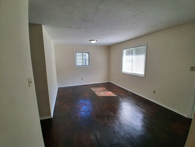 Building Photo - 889 Cheyenne Dr