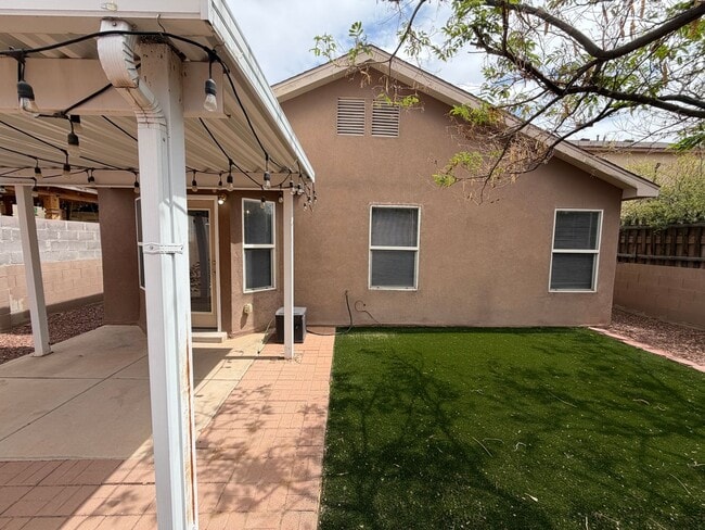 Building Photo - 3 Bedroom Single Story Available Near McMahon Blvd NW & Unser Blvd NW!