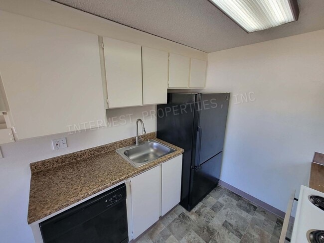Building Photo - *1/2 OFF 1ST MONTH'S RENT PROMO* 3 BR Townhome- Wonderful Privacy Deck in Beaverton with 1 Car Ga...