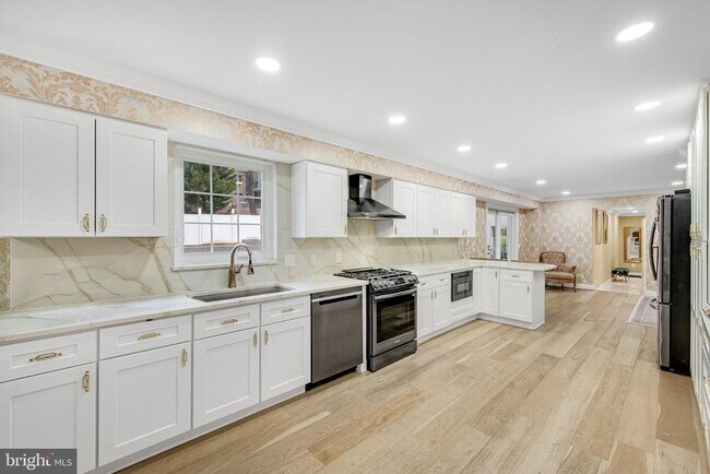 Building Photo - 10904 Gainsborough Rd