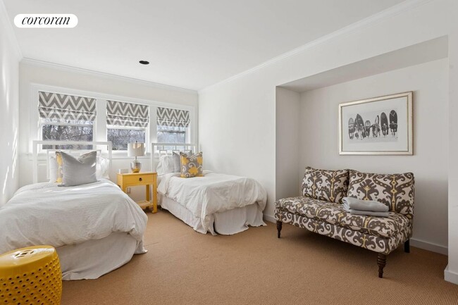 Building Photo - 3368 Noyack Rd