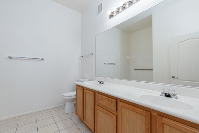 Building Photo - 1st floor unit with garage in gated Hender...