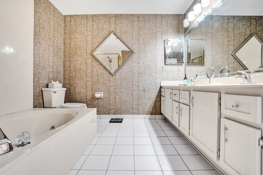 Building Photo - 270 Captains Walk