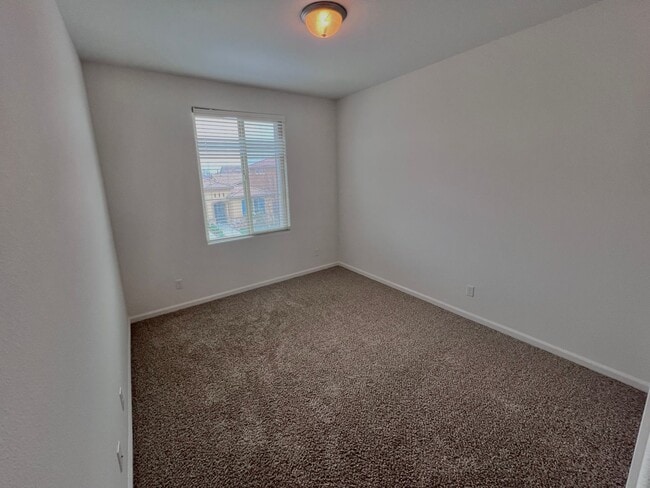 Building Photo - $2,695 Ashlan & Dewolf, 4 bedroom - Buckin...