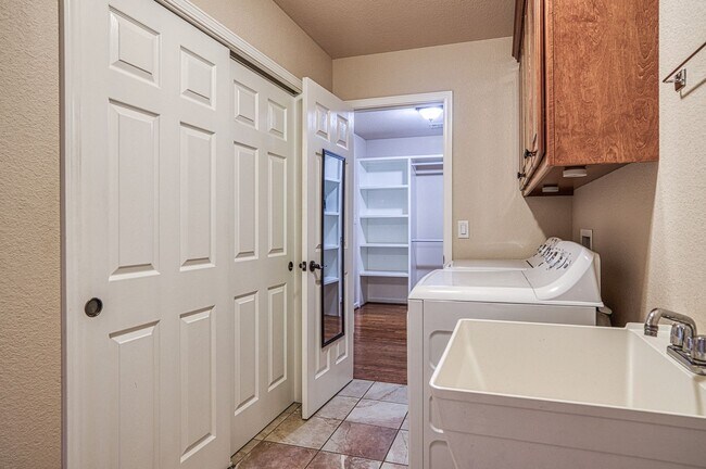 Building Photo - 16 Jubileo Ln