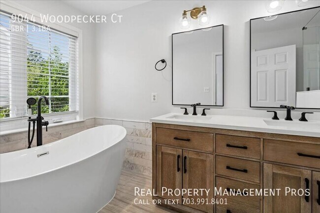 Building Photo - 9044 Woodpecker Ct