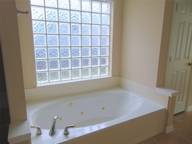 Building Photo - 1739 Lakewinds Dr