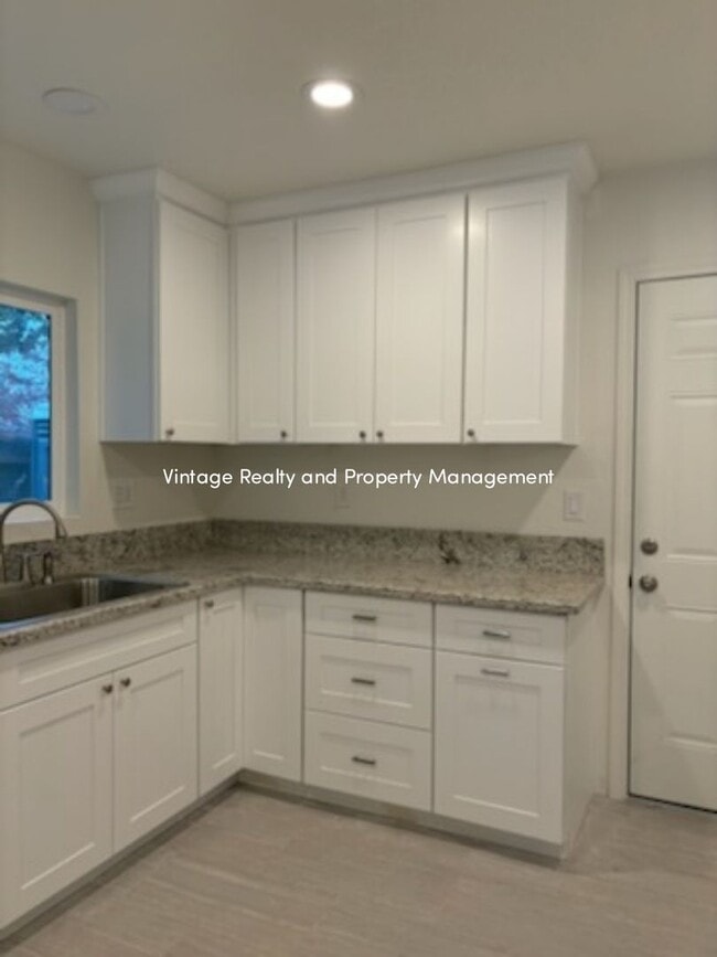 Building Photo - Back On The Rental Market Great Single Story Three Bedroom Home!!!