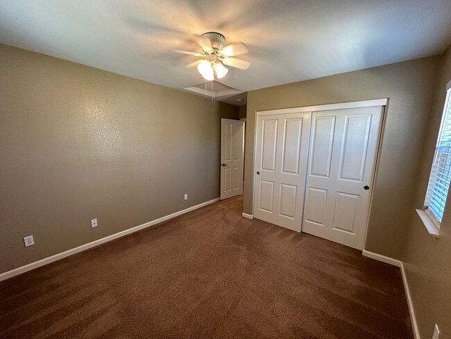 Building Photo - Beautiful 4 Bedroom 3 Bath Shadow Lakes Home