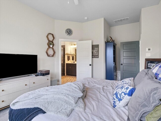 Building Photo - 2240 Lazy Dog Ln