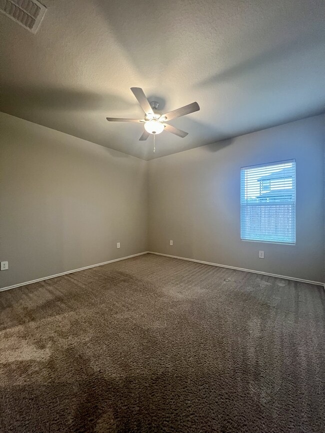 Building Photo - 596 Jennifer Wy