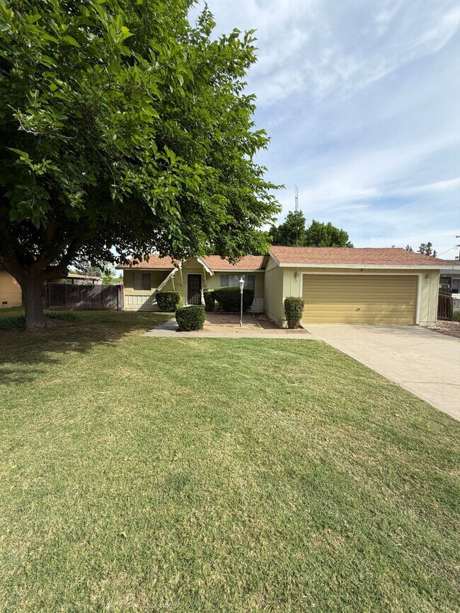 Building Photo - Refreshed Living