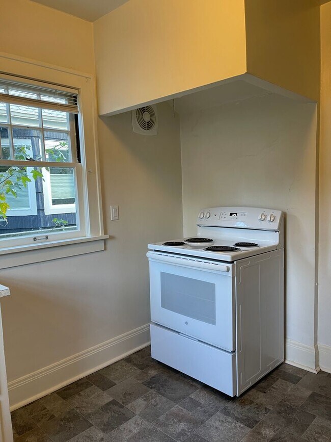 Building Photo - Cro02 - NW Northrup