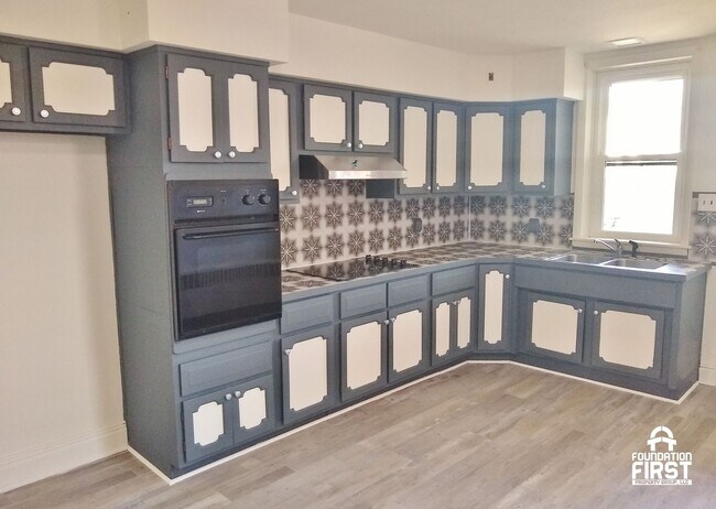 Building Photo - 3 Bed / 1 Bath Single Family Home