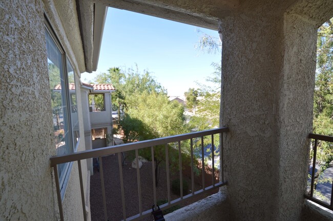 Building Photo - 2nd Floor Condo in a Gated Northeast Commu...