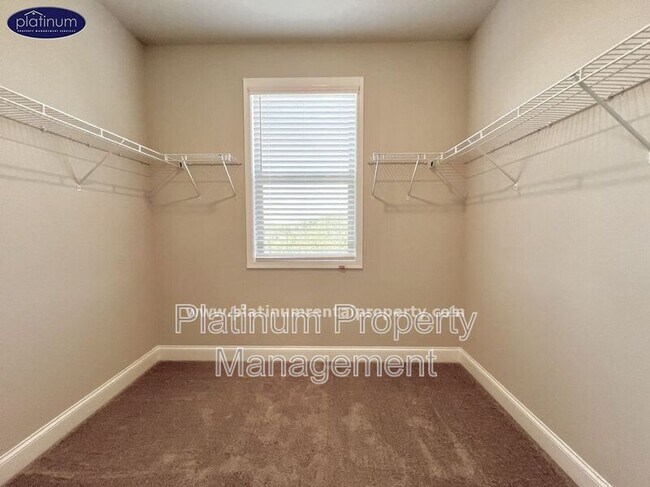 Building Photo - 2360 Manor Pointe Dr