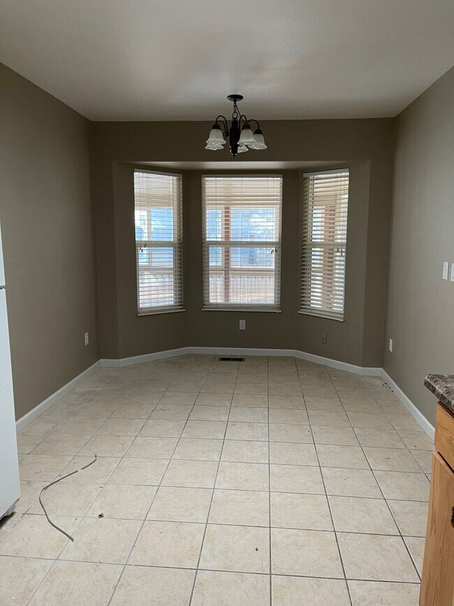 Building Photo - 3 Bedroom 2 bathroom