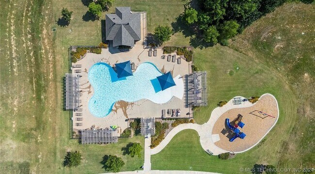 Building Photo - Welcome to this exceptionally well maintained like new home located in the Estates at Morrow Place