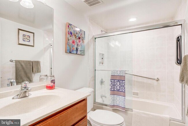 Building Photo - 307 Yoakum Pkwy