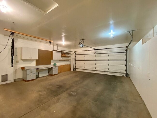 Building Photo - Spacious Condo in a Desirable Private Community