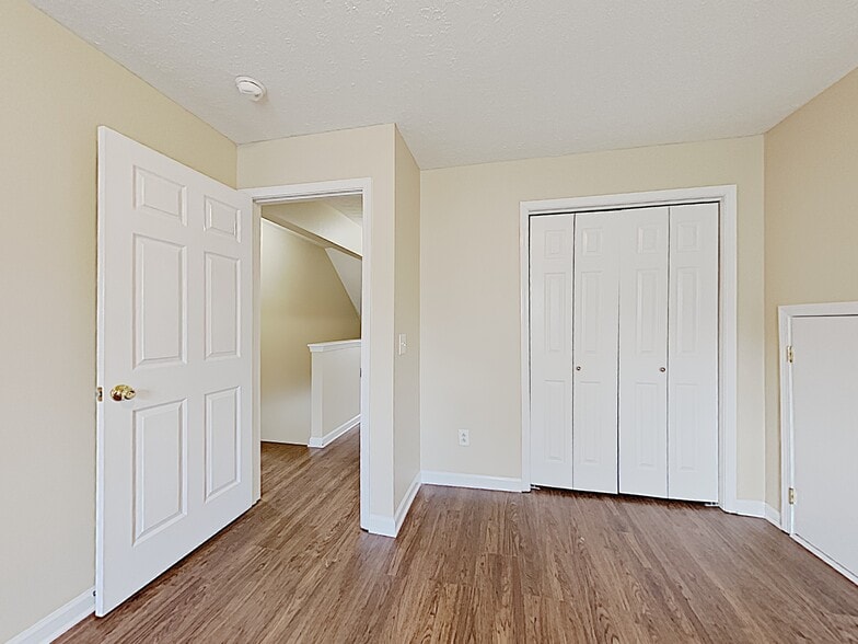 Building Photo - 280 Iris Dr