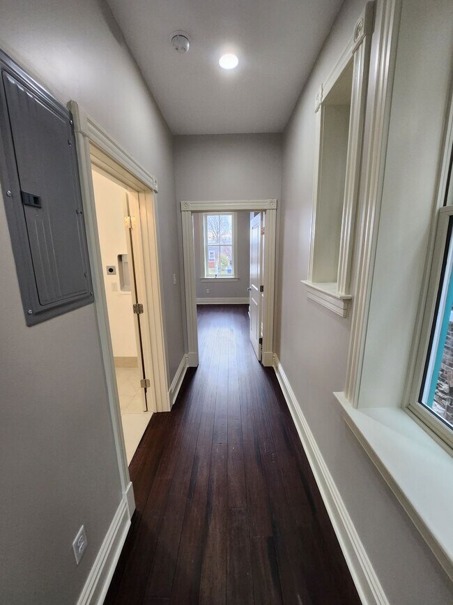 Building Photo - Newly Renovated One Bedroom Available Toda...