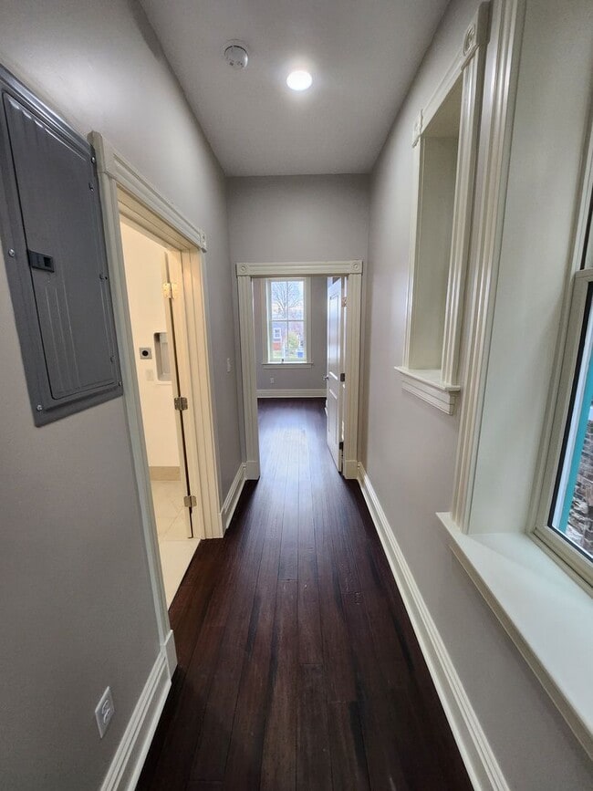 Building Photo - Newly Renovated One Bedroom Available Today in The Grove!!