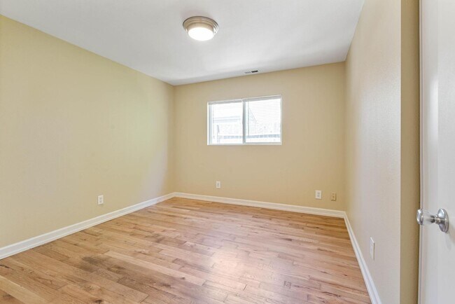 Building Photo - 2 weeks free rent! Beautifully remodeled 1-bdrm/1-bath in 7-plex—Shared laundry, off-street parki...
