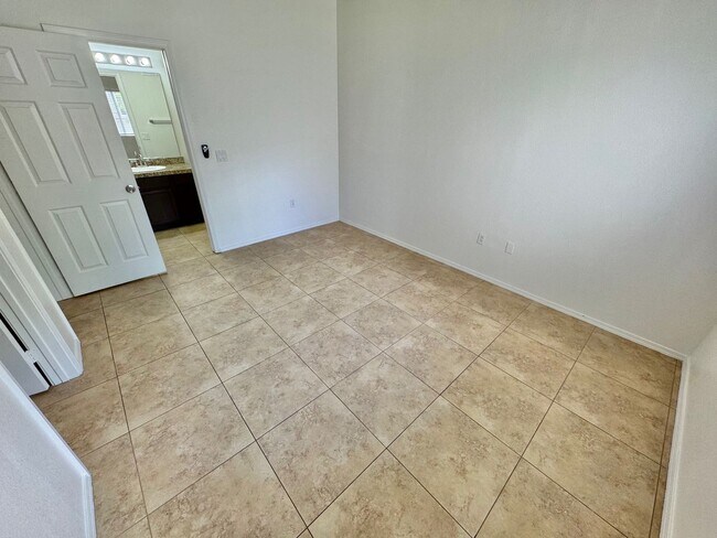 Building Photo - SPACIOUS 3 BEDROOM, 2 BATHROOM UPGRADED CO...