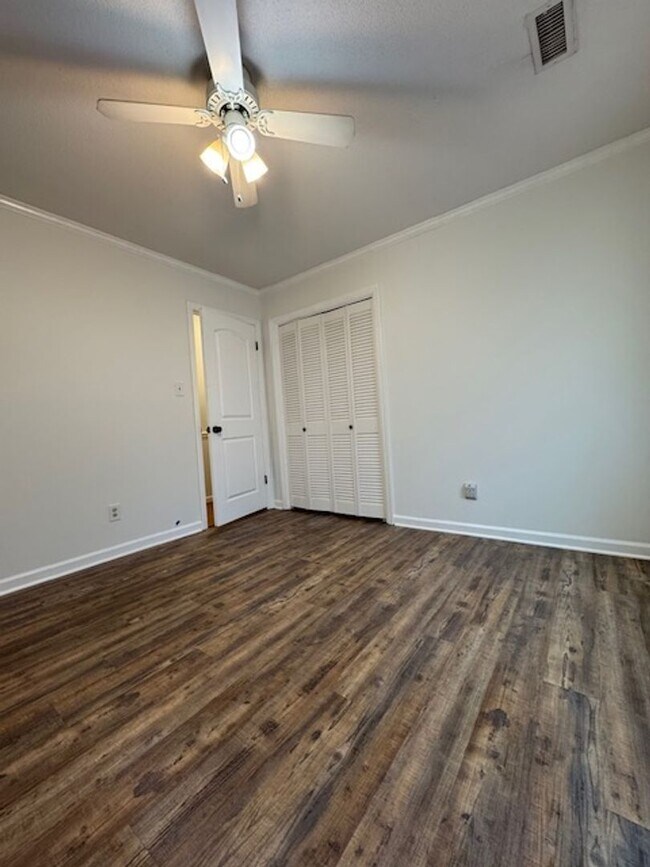 Building Photo - 305 Glen Oak Dr