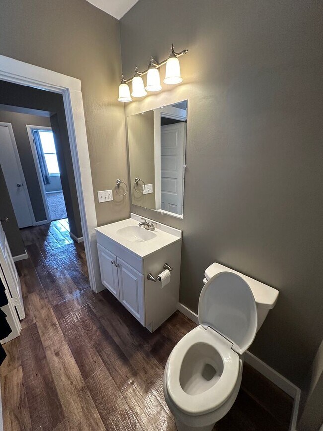 Building Photo - 820 York St