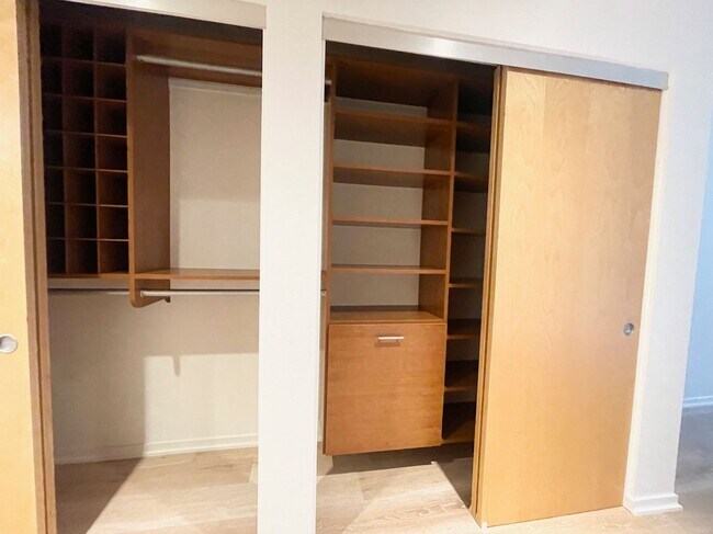 Building Photo - Dogpatch: Exceptional 1 Bed 1.5 Bath Condo @ Esprit Park with Garage Parking and Storage