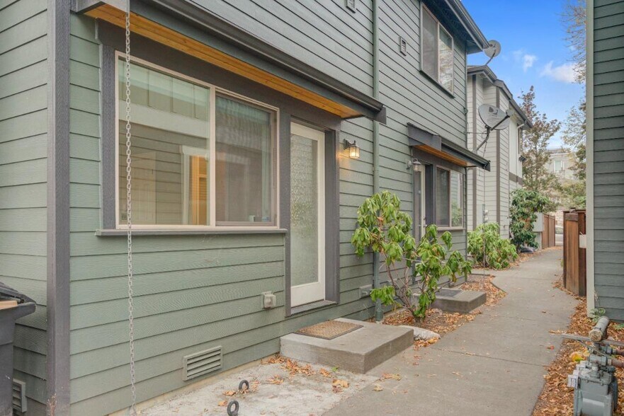 Building Photo - 308 20th Ave S