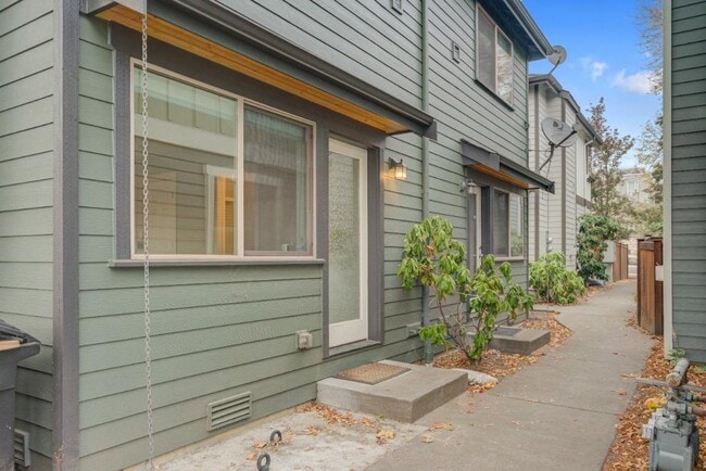 Building Photo - 308 20th Ave S