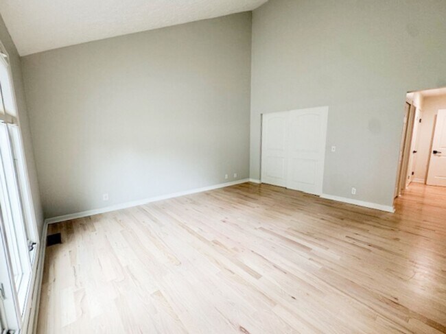 Building Photo - Amazing High-End Townhouse - End Unit - Ca...