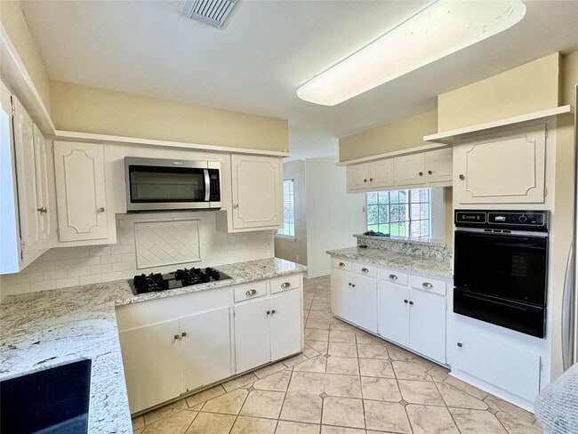 Building Photo - 8218 Edgemoor Dr