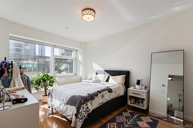 Building Photo - 24-15 Queens Plaza N