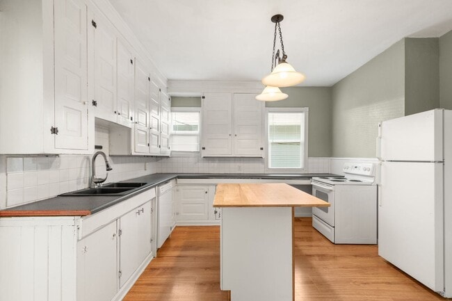 Building Photo - Spacious 3 bedroom, 1 Bath House in Inner SE Portland - Everything Right at Your Doorstep!