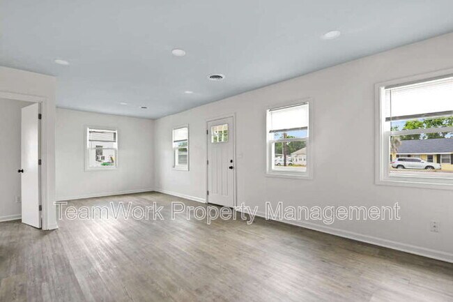 Building Photo - 3033 Azalea Dr