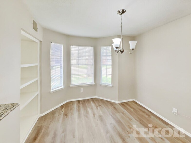 Building Photo - 8522 Lake Crystal Dr