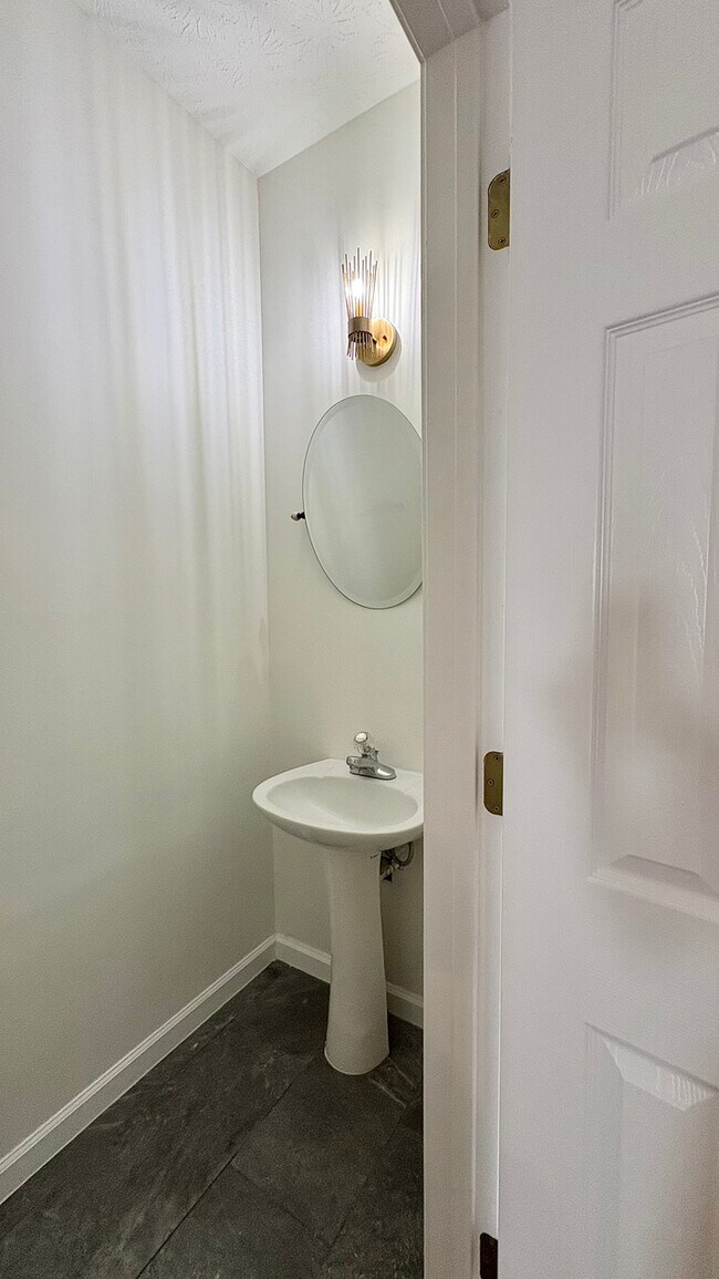 Building Photo - Town Home - 3 Beds - 3 Baths